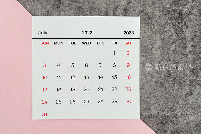 Top views Calendar desk七月是组织者在桌子背景上计划和提醒的月份。